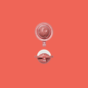 كرة أحمر الخدود في مدار القمر